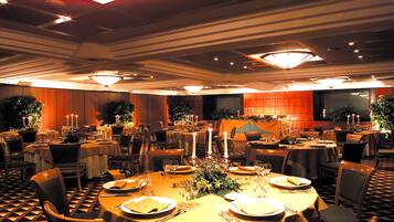 Aperto a colazione, pranzo e cena, cucina italiana