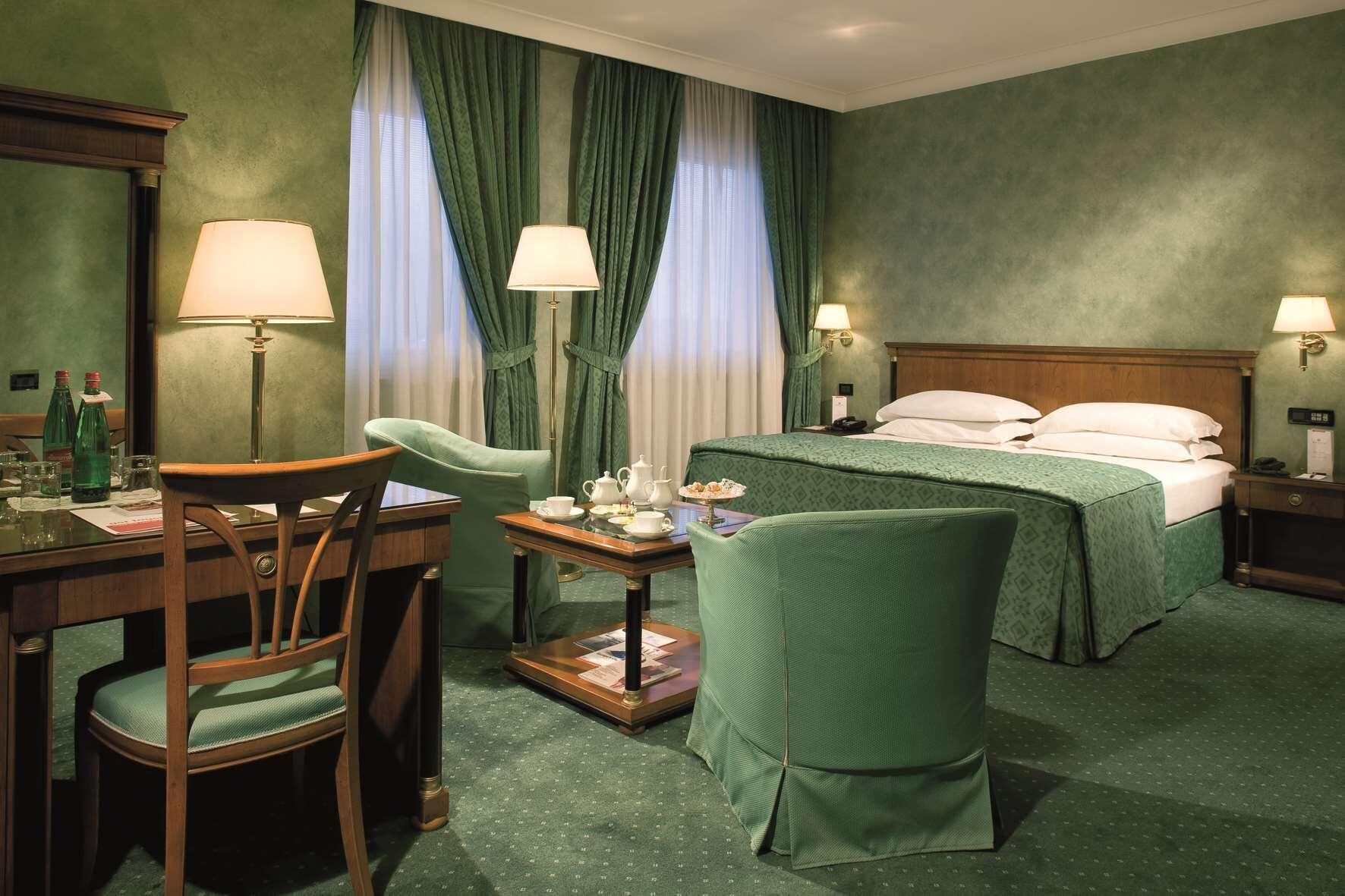 Luxe beddengoed, donsdekens, een minibar, een kluis op de kamer