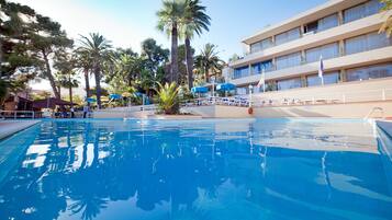 Outdoor pool, open 9:00 AM to 6:00 PM, pool loungers