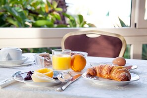 Petit déjeuner buffet (15 EUR par personne)