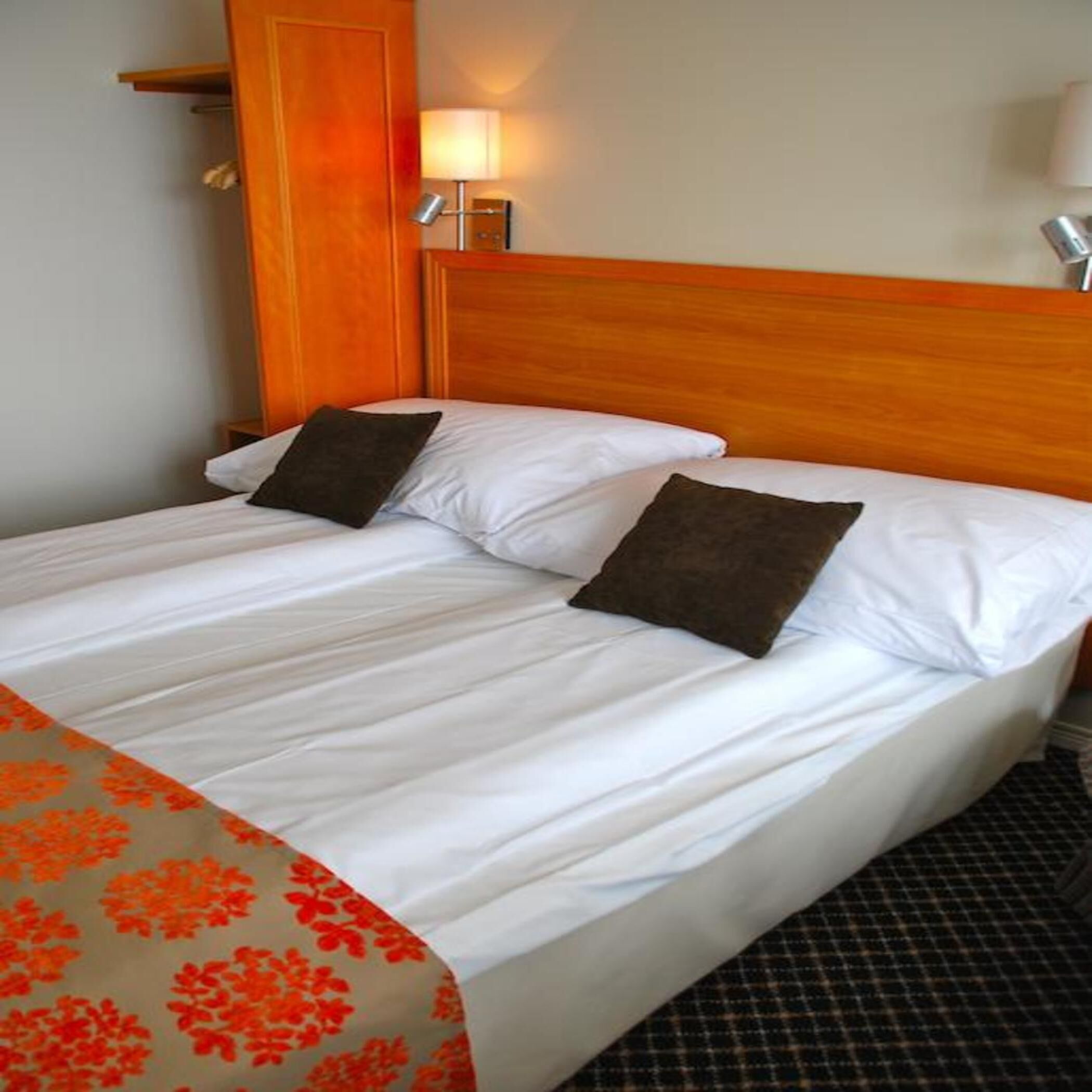 Tabla de planchar con plancha, wifi gratis y ropa de cama 