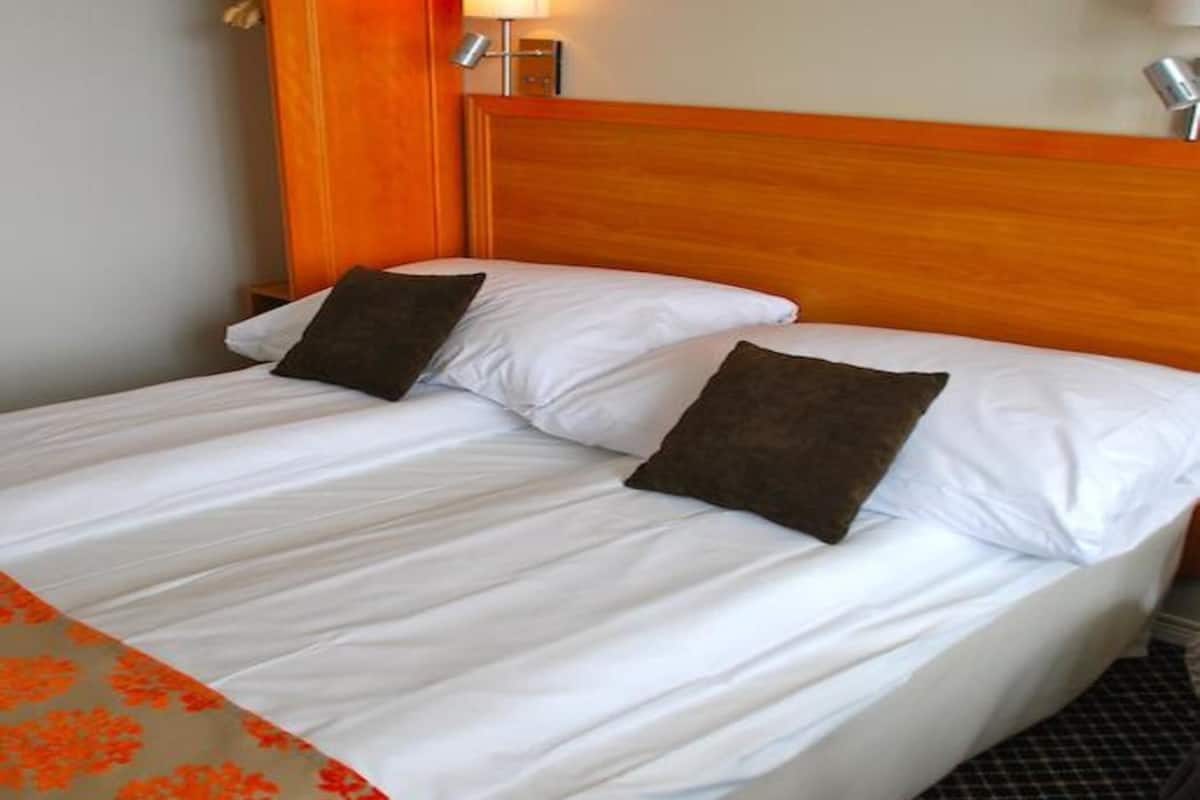 Tabla de planchar con plancha, wifi gratis y ropa de cama
