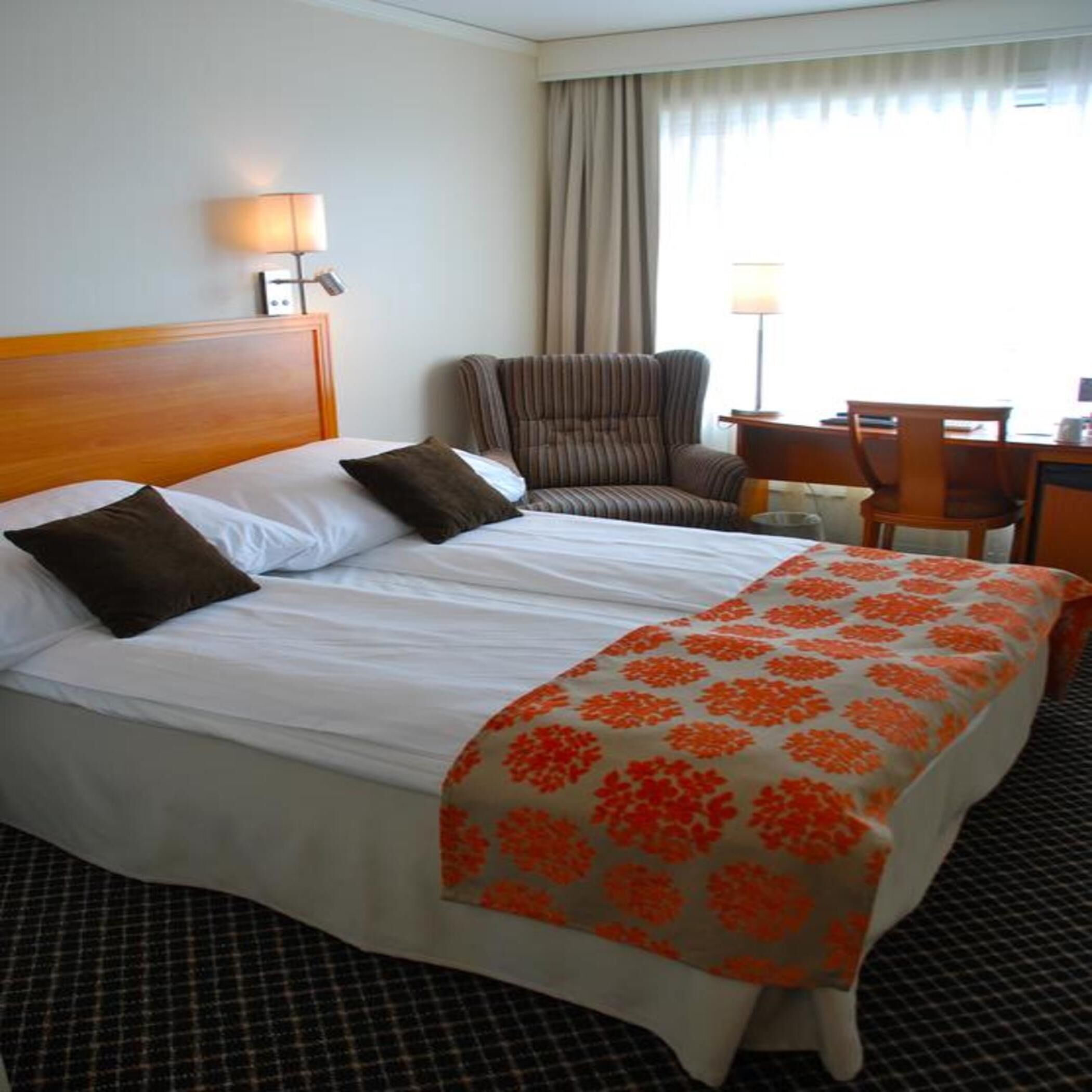 Tabla de planchar con plancha, wifi gratis y ropa de cama 