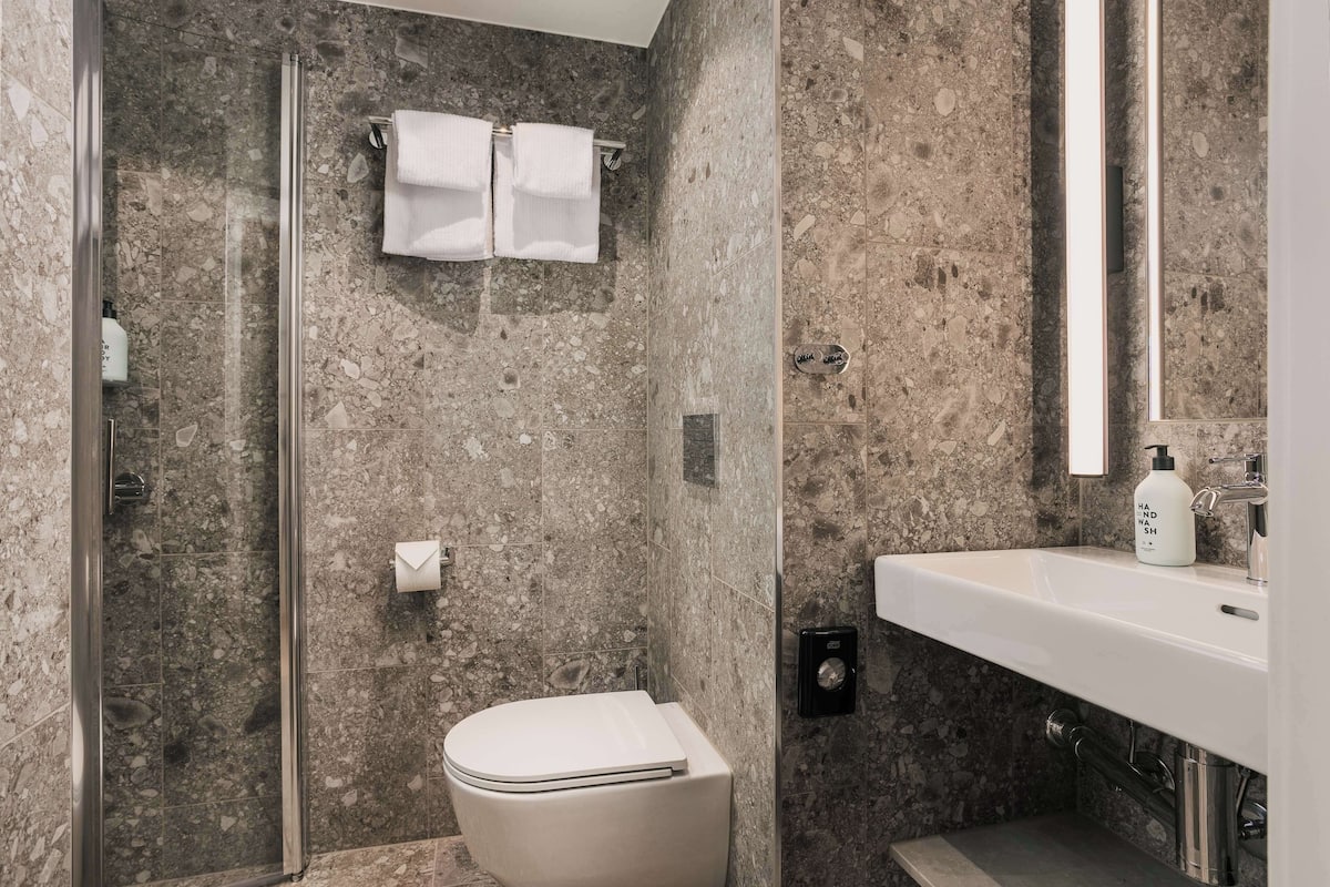 room, 1 queen bed | bathroom | shower, hair dryer, towels