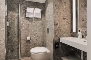 Rom, 1 queensize-seng | Bad | Dusj, hårføner og håndklær