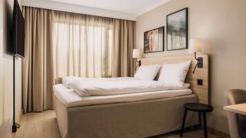 Chambre, 1 grand lit | Fer et planche à repasser, accès au Wi-Fi (inclus), literie fournie