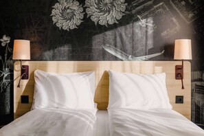 Zimmer, 1 Queen-Bett | Schreibtisch, Bügeleisen/Bügelbrett, kostenloses WLAN, Bettwäsche