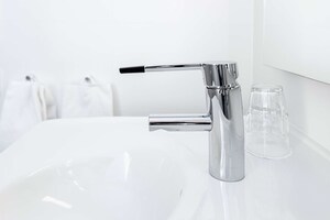 Dusj, hårføner og håndklær