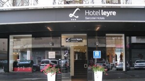 Hotel Leyre, ein Teil der Mercotel Hotels-Kette, mit moderner Fassade und großen Glasfenstern.