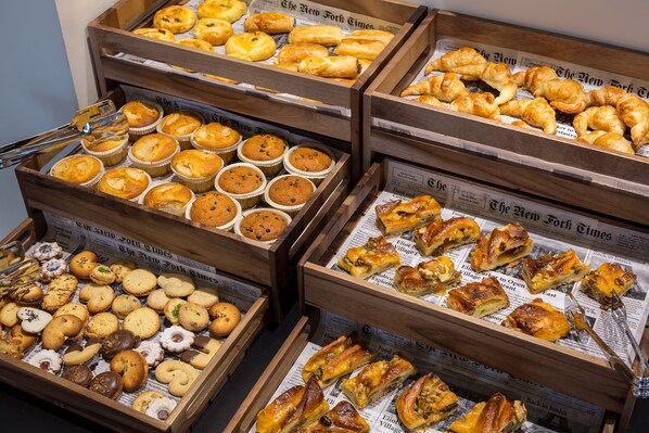 Petit déjeuner buffet (15 EUR par personne)