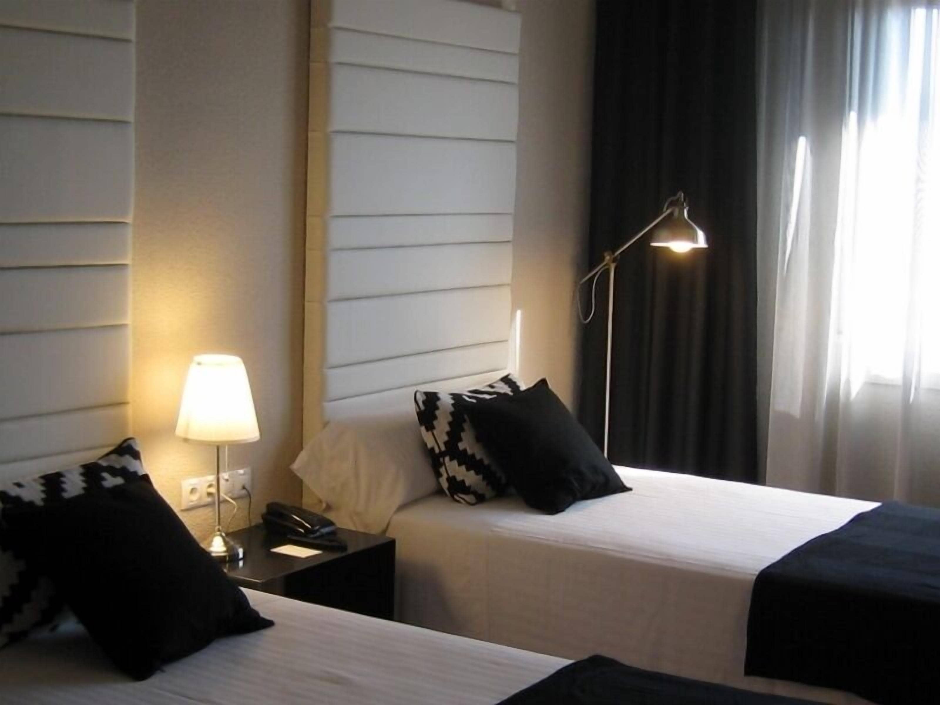 ミニバー、セーフティボックス (室内)、デスク、WiFi (無料)