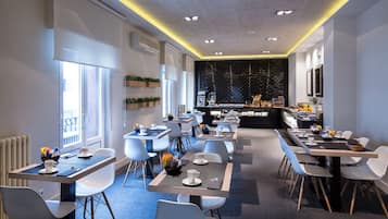 Desayuno buffet los días de semana (EUR 15 por persona)