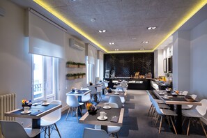 Frühstücksbuffet unter der Woche (15 EUR pro Person)