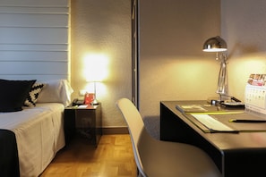Minibar, Zimmersafe, Schreibtisch, kostenloses WLAN