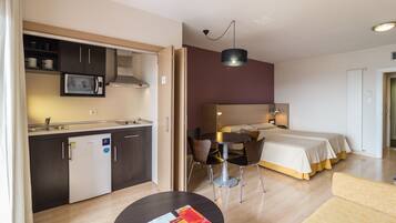 Tweepersoonskamer, keuken | Een minibar, een bureau, gratis wifi, beddengoed