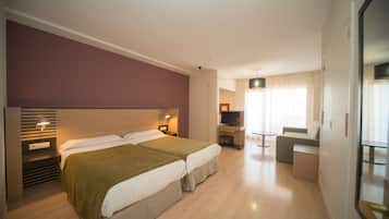 Een minibar, een bureau, gratis wifi, beddengoed