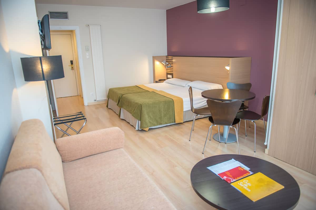 Familieværelse (2+2) | Minibar, skrivebord, gratis Wi-Fi, sengetøj