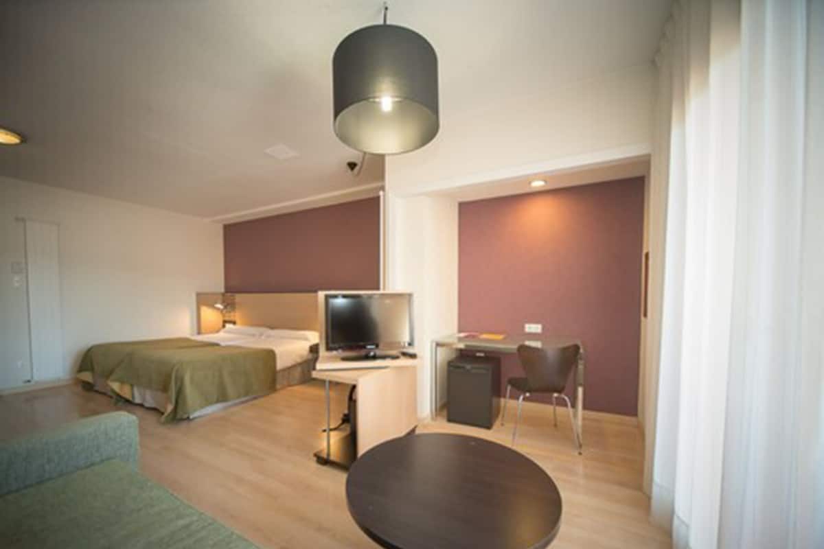 Værelse til 4 personer | Minibar, skrivebord, gratis Wi-Fi, sengetøj