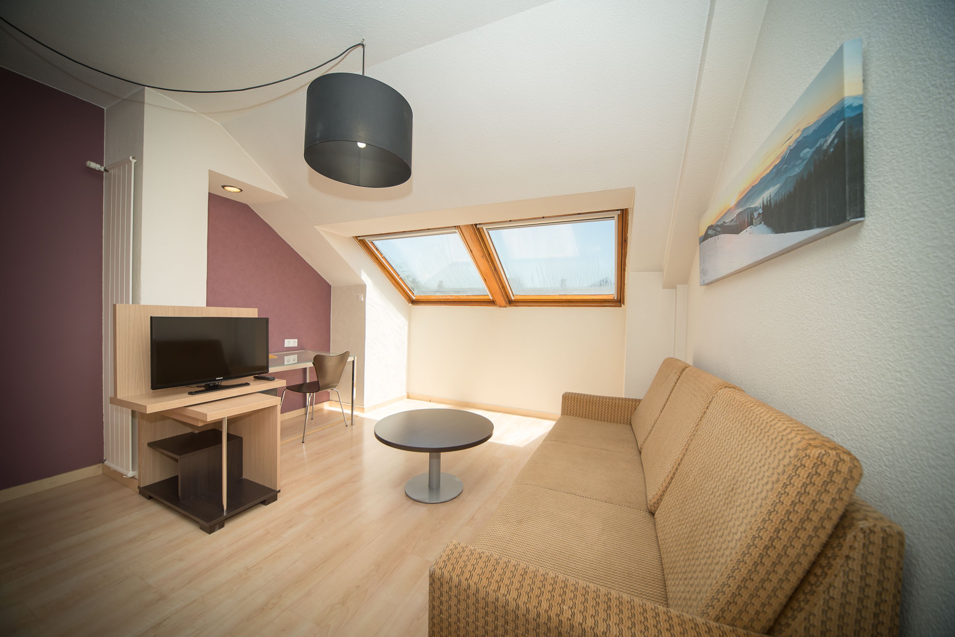 economy room | 1 bedroom, minibar, desk, free wifi