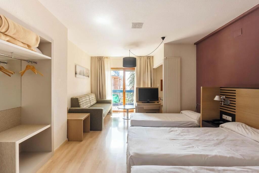 Minibar, escritorio, wifi gratis y ropa de cama 