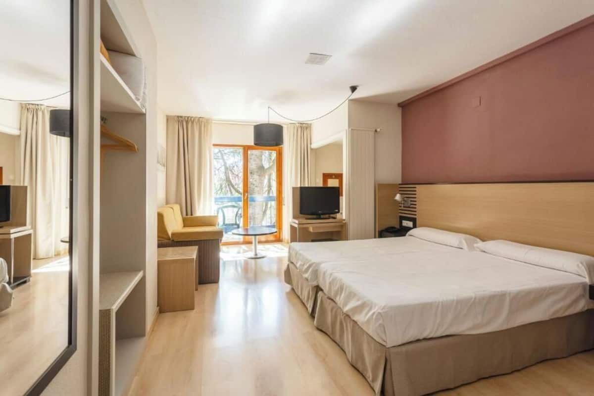 Minibar, desk, free WiFi, bed sheets