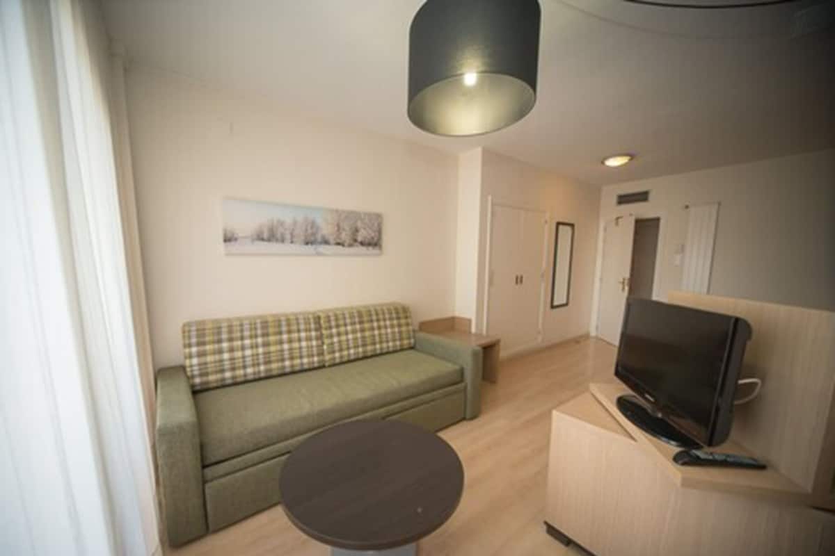 Værelse til 3 personer | Minibar, skrivebord, gratis Wi-Fi, sengetøj