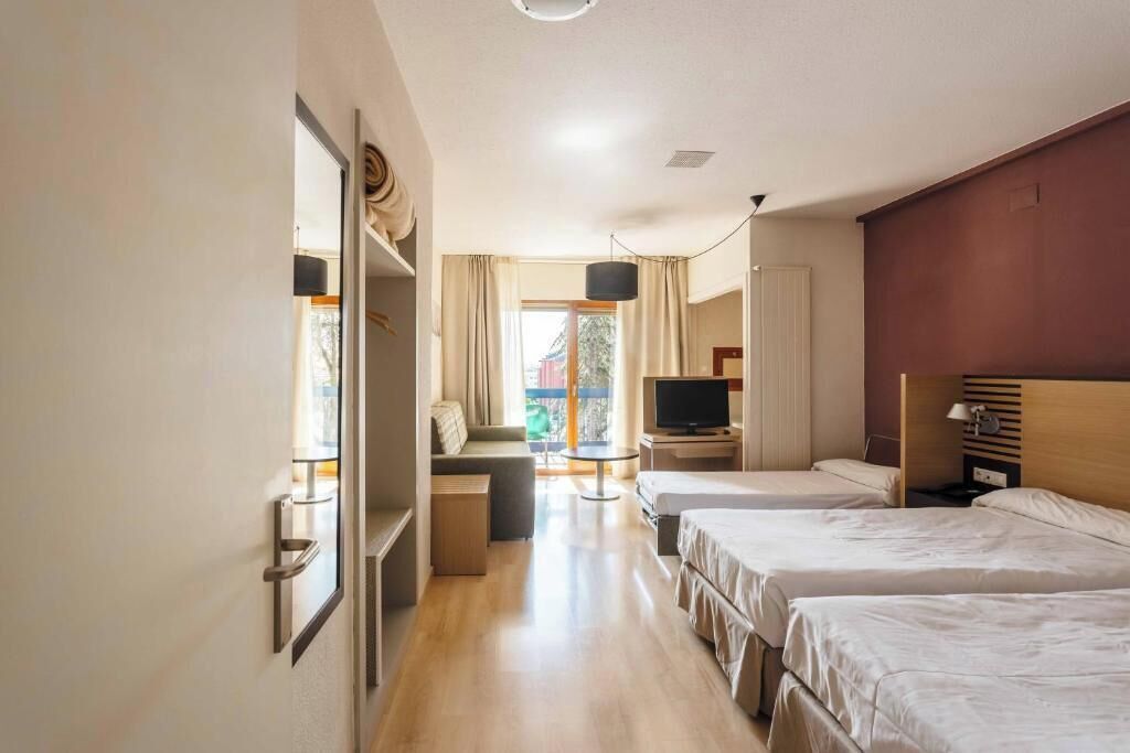 Minibar, escritorio, wifi gratis y ropa de cama 