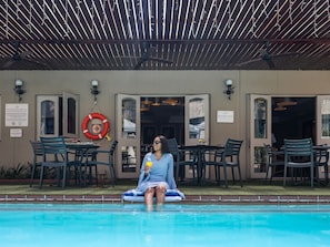 Outdoor pool, sun loungers - ANEW Hotel Capital Pretoria (Pretoria)