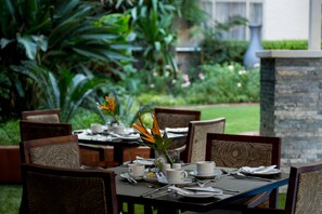 Petit-déjeuner, déjeuner et dîner servis sur place