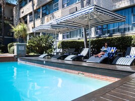 Piscine extérieure, chaises longues