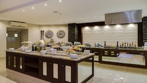 Una cocina moderna con una isla central, equipada con diversos electrodomésticos y una disposición tipo bufé.