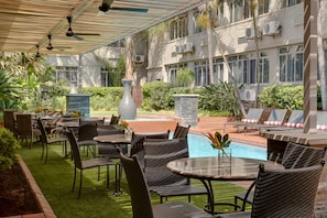 Outdoor pool, sun loungers - ANEW Hotel Capital Pretoria (Pretoria)