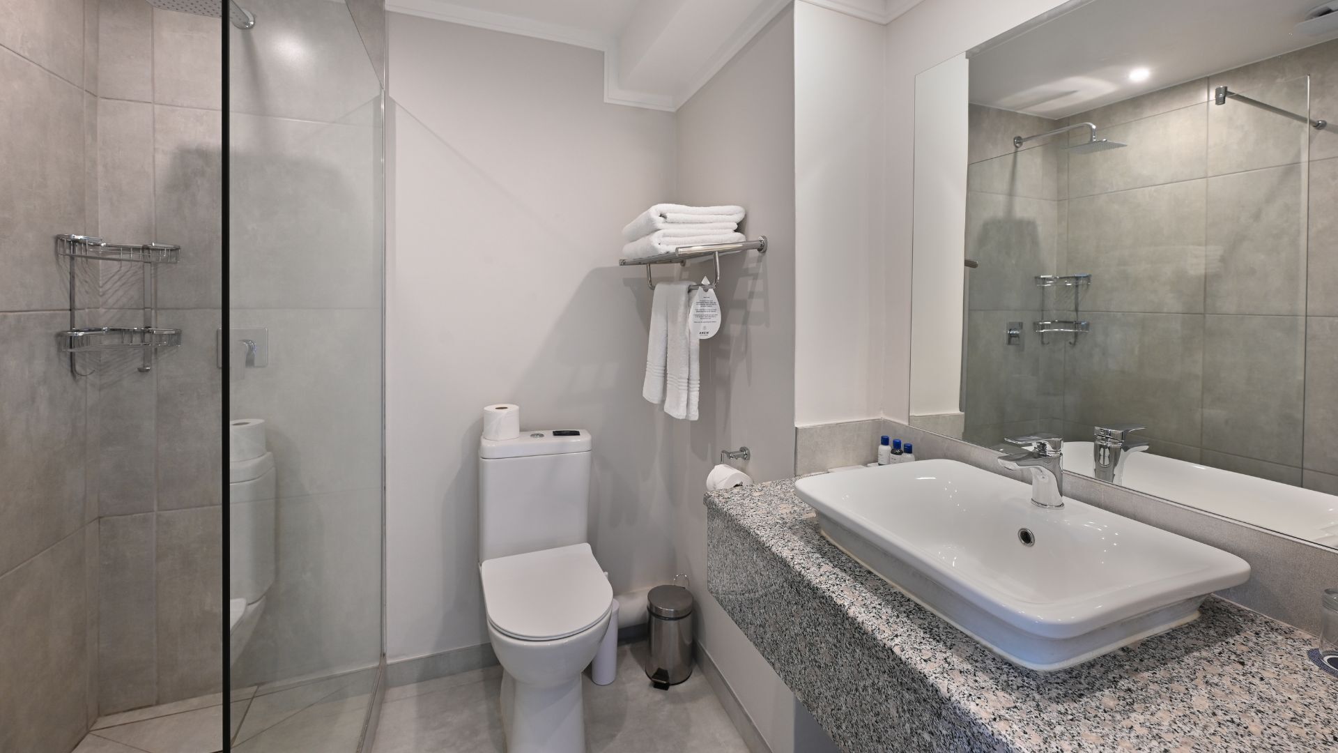 standard room | bathroom | shower, hydromassage showerhead, free toiletries, hair dryer
