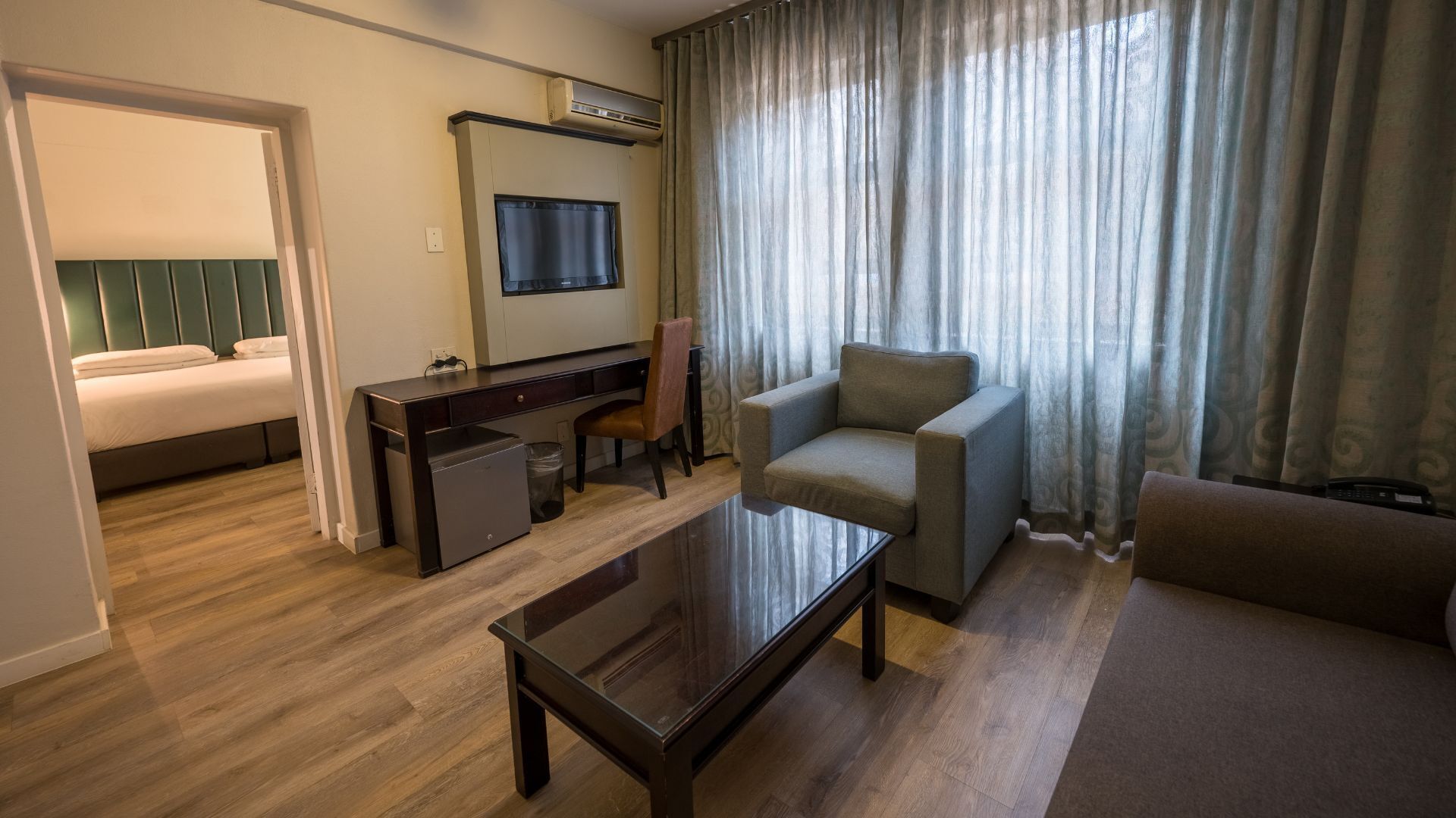 executive suite | living area | 54-cm lcd tv with satellite channels, tv