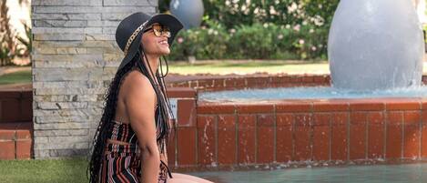 Een buitenzwembad en ligstoelen