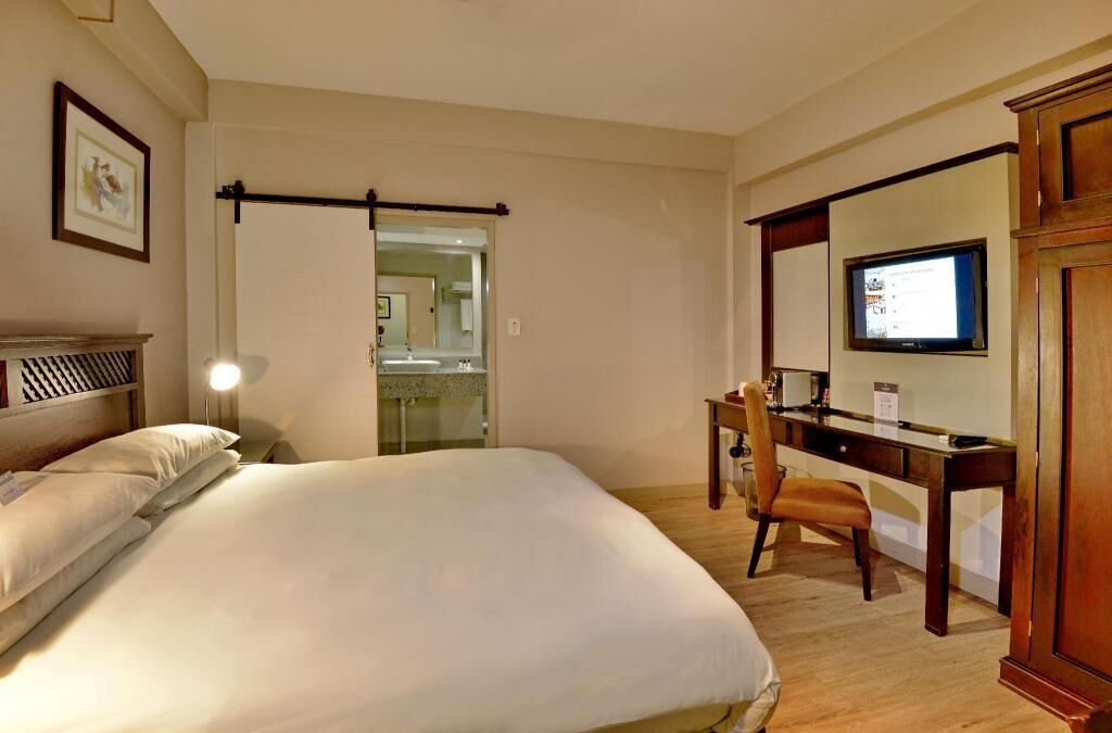 Premium bedding, in-room safe, individually decorated