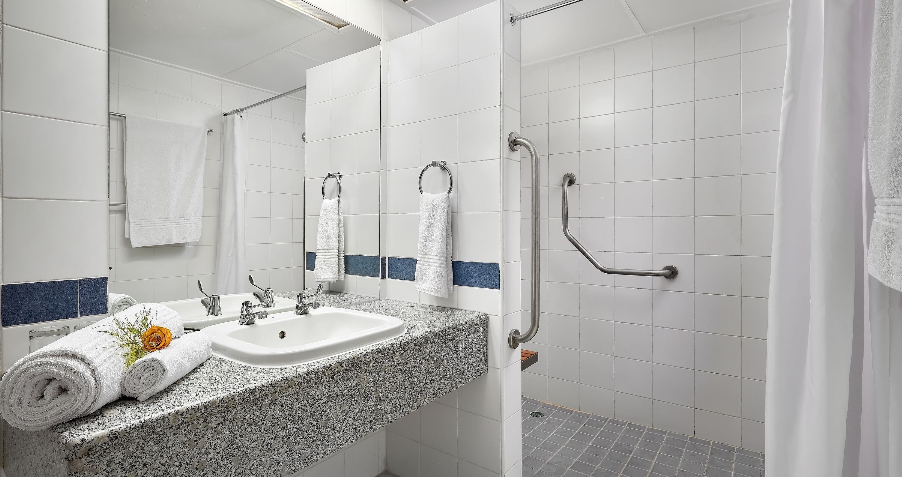 standard room | bathroom | shower, hydromassage showerhead, free toiletries, hair dryer