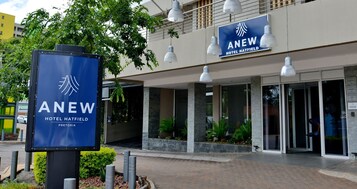 Exterior del hotel Anew Hotel Hatfield en Pretoria, con una fachada moderna, ventanas amplias y una entrada acogedora.