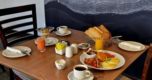 Se ofrece un desayuno bufé (245 ZAR por persona)