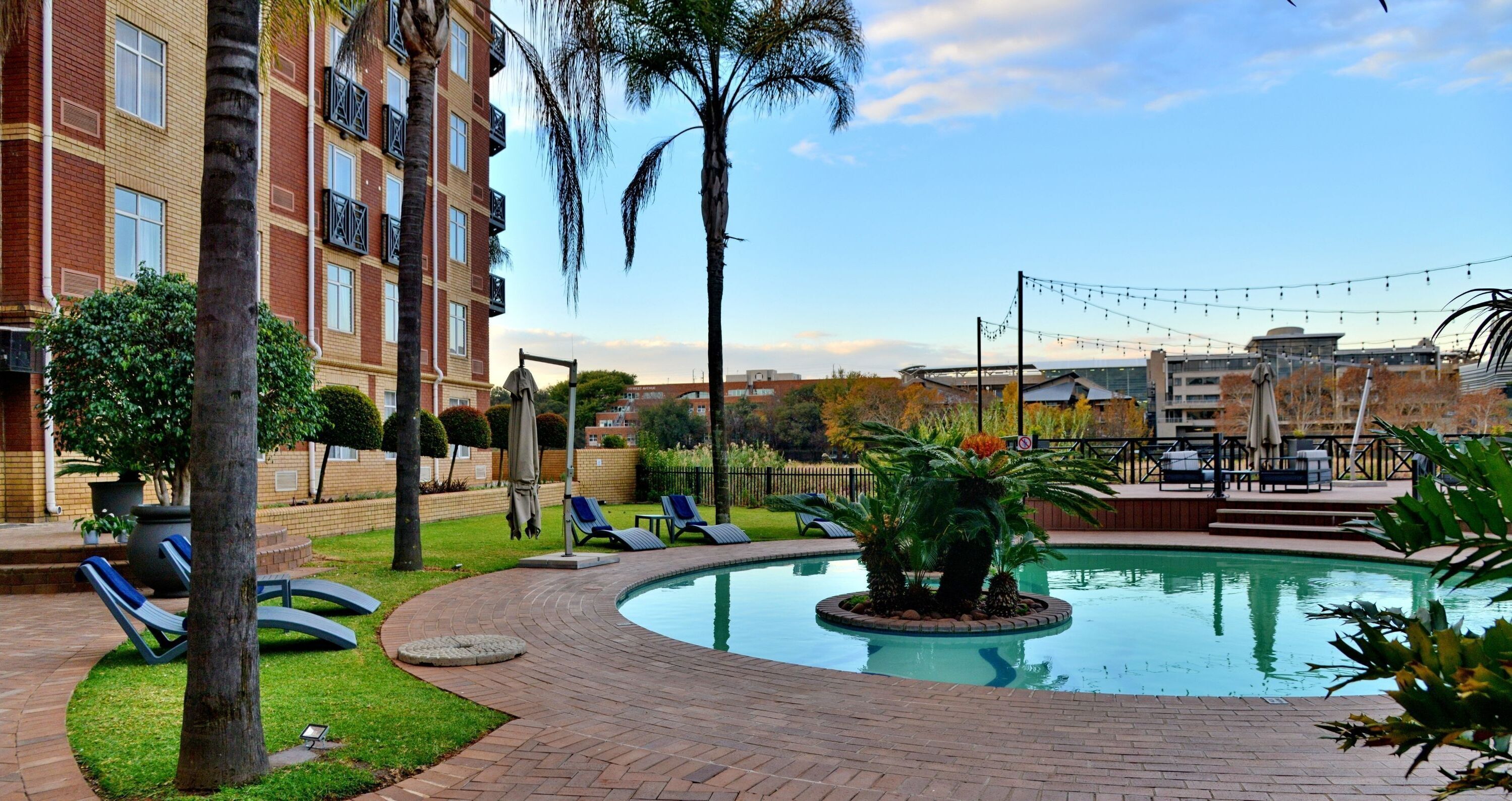Una piscina al aire libre