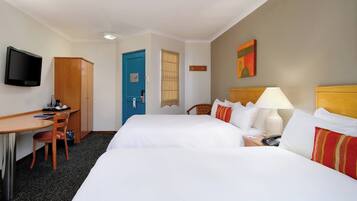 Quarto, 2 camas de casal | Roupas de cama premium, edredons de pluma, camas Select Comfort