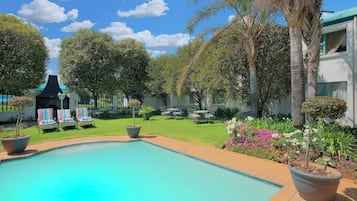 Udendørs pool, parasoller, liggestole