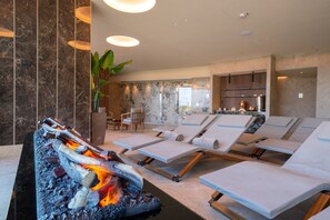 Salas de tratamiento para parejas, sauna y tina de hidromasaje