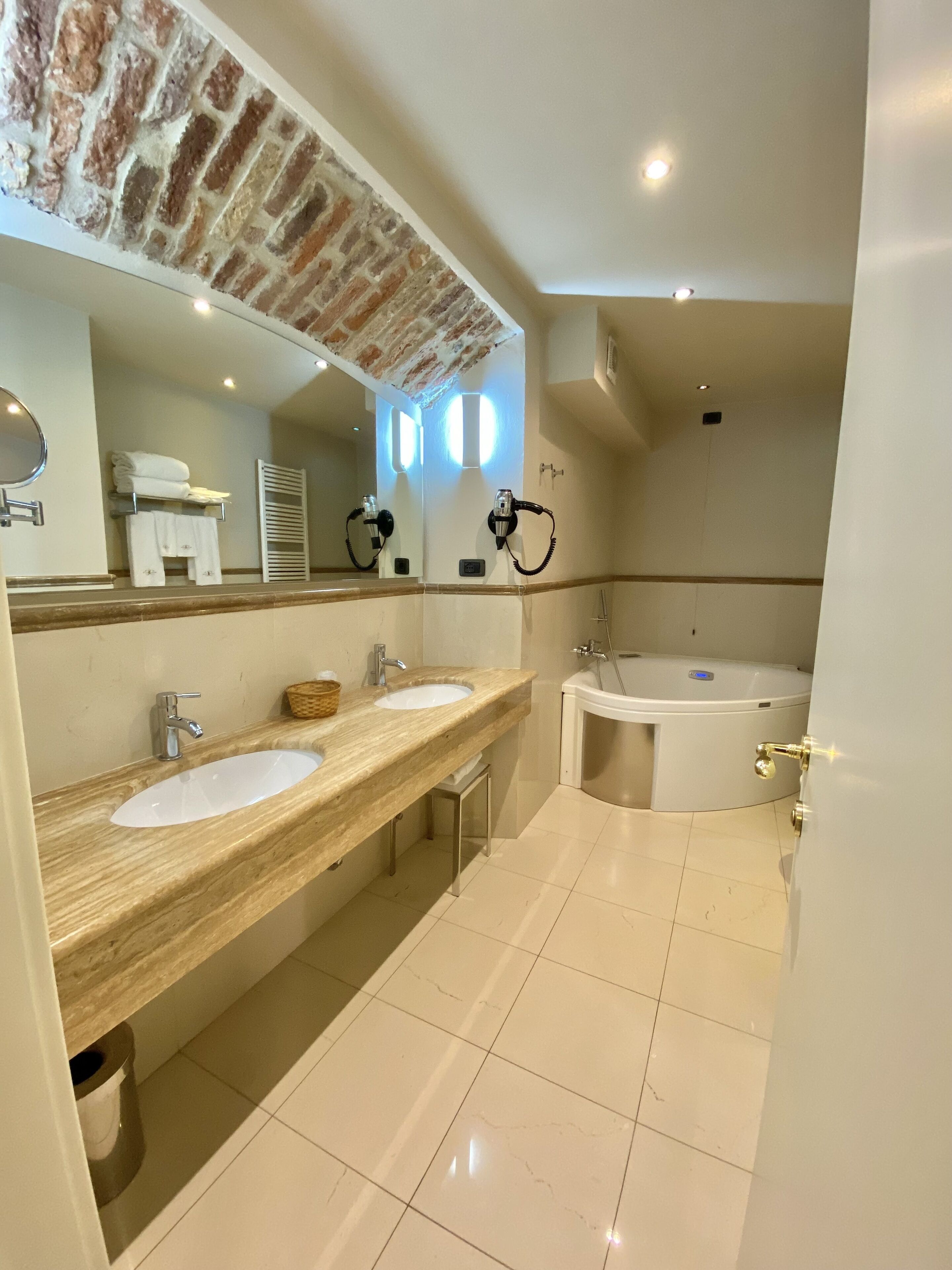 romantic studio suite, jetted tub (castello) | room amenity