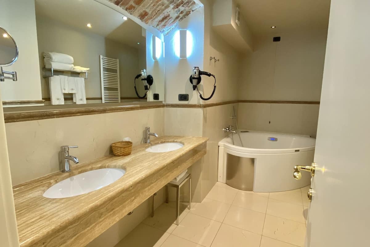 romantic studio suite, jetted tub (castello) | room amenity
