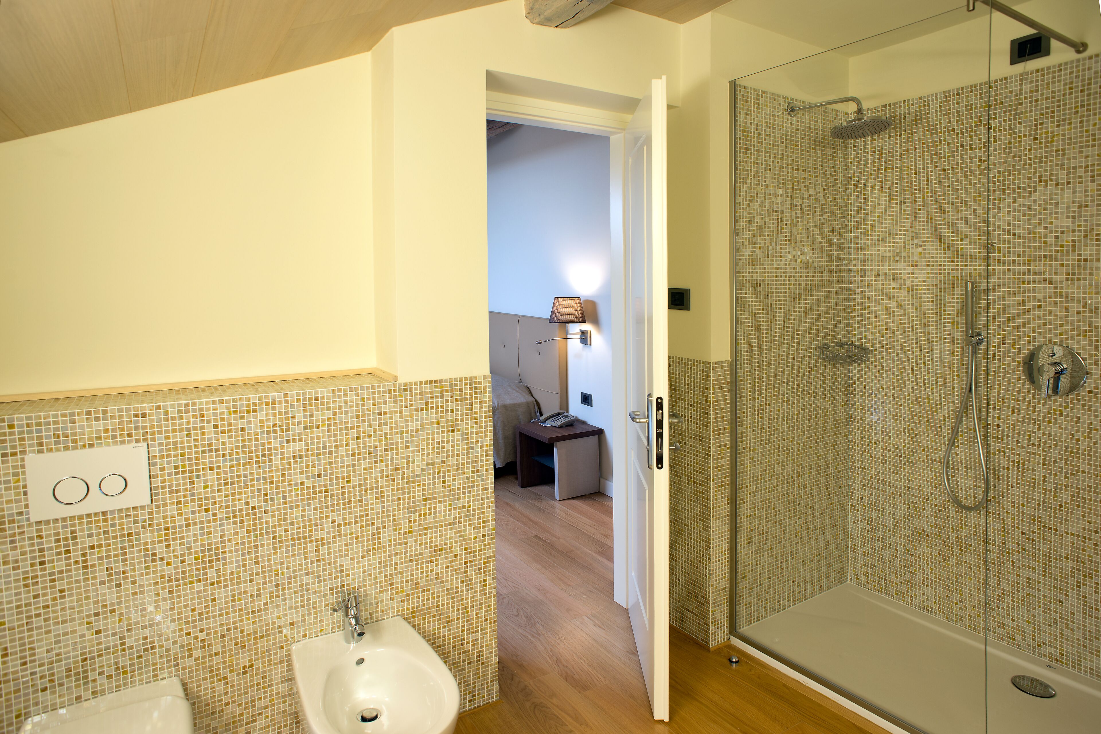 Un bagno con doccia, bidet e WC.