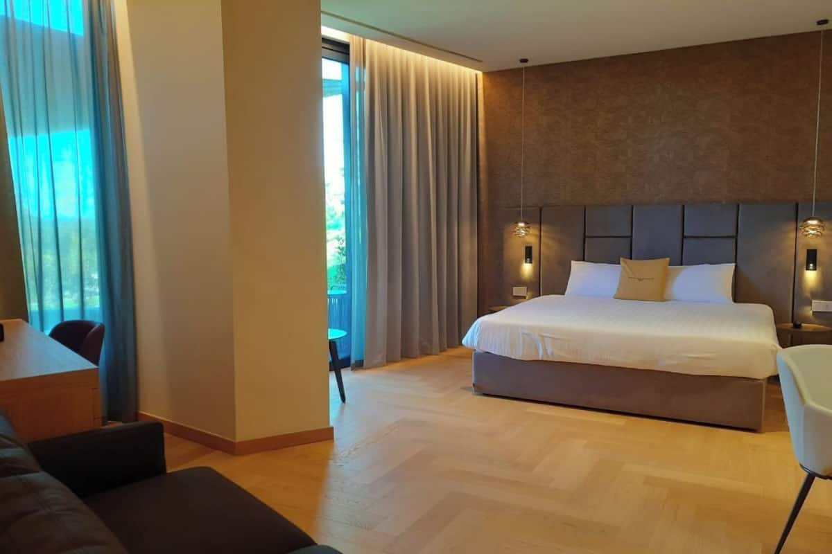 Elite Suite | Hypo-allergenic bedding, down comforters, minibar, in-room safe