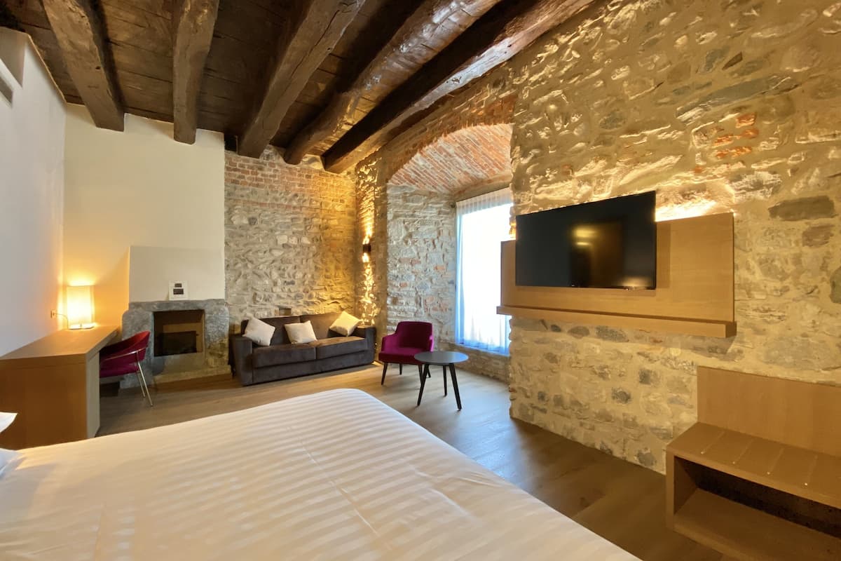 romantic studio suite, jetted tub (castello) | 1 bedroom, premium bedding, down duvets, minibar