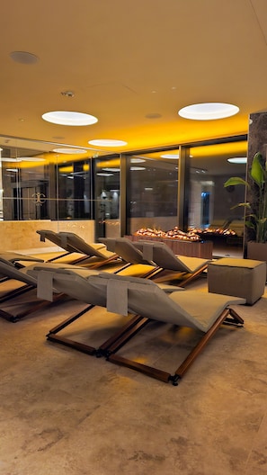 Couples treatment room(s), sauna, hot tub, steam room