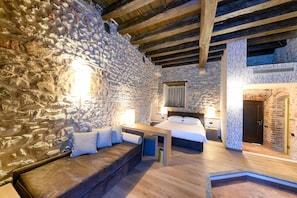 Grand Studio Suite (Castello) | Hypo-allergenic bedding, down comforters, minibar, in-room safe